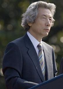 Junichiro_Koizumi_(cropped)_during_arrival_ceremony_on_South_Lawn_of_White_House
