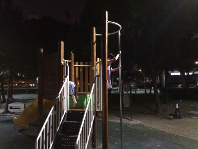深夜の林森公園で遊ぶ子供達