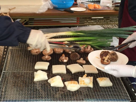 あびこん新そばまつり 焼き餅を地元の野菜と共に